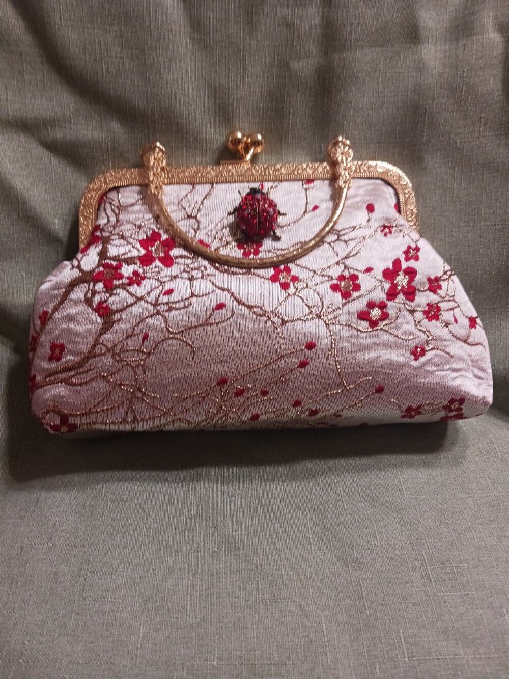 NWOT Pretty Chinese Pattern Gold Tone and Embroidered Fabric Purse With Chain